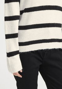 Пуловер в полоску