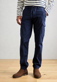 Брюки с накладными карманами