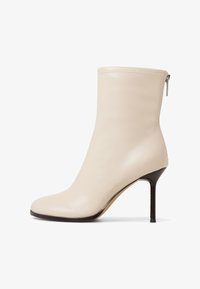 Полусапожки на высоком каблуке