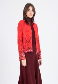 Жаккардовая вязаная кофта