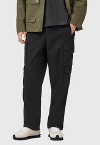 Брюки с накладными карманами