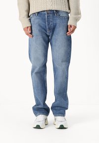 Прямые джинсы