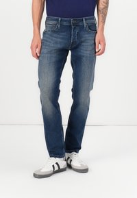 Прямые джинсы