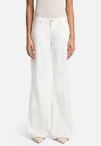 Клешеные джинсы