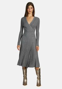 Вязаное платье