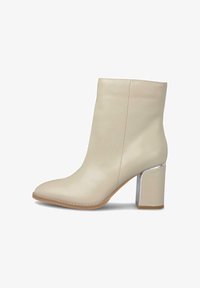 Полусапожки на высоком каблуке