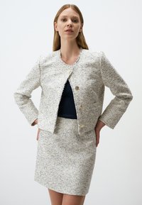 Короткий блейзер