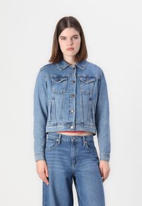 Джинсовая куртка