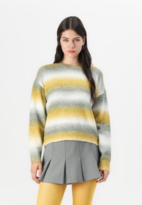 Пуловер в полоску