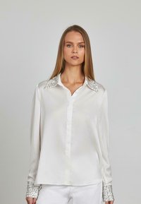 Атласная блузка