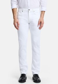 Узкие джинсы