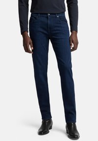 Узкие джинсы