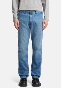 Прямые джинсы