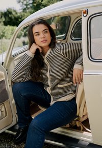 Вязаный жилет