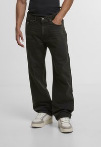 Прямые джинсы