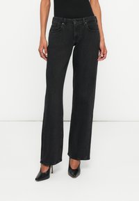 Свободные джинсы