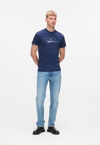 Прямые джинсы