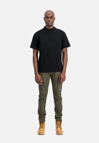 Брюки с накладными карманами