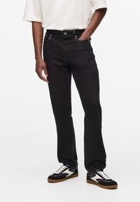 Прямые джинсы