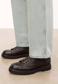 Ботинки на шнуровке