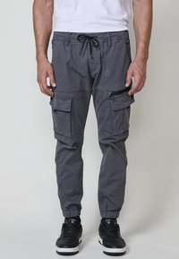 Брюки с накладными карманами