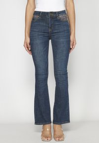 Клешеные брюки