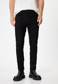 Узкие джинсы