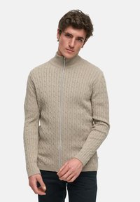 Вязаная кофта