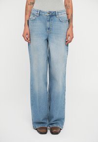 Свободные джинсы Свободные джинсы