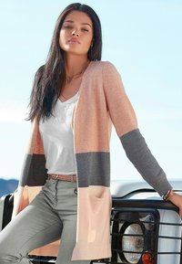 Длинный жилет