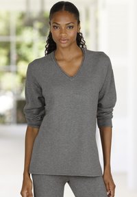 Длинный пуловер