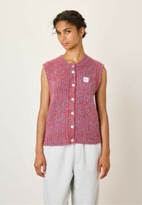 Вязаный жилет