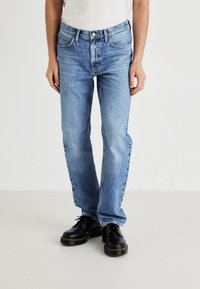 Прямые джинсы