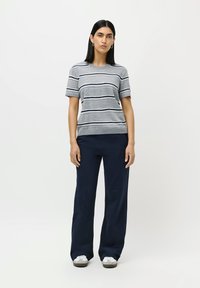 Пуловер в полоску