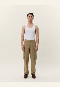 Брюки с накладными карманами