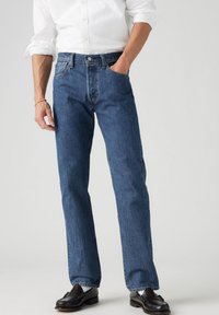 Прямые джинсы