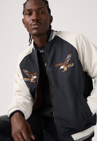 Куртка бомбер