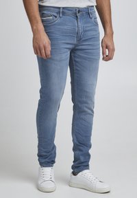 Узкие джинсы