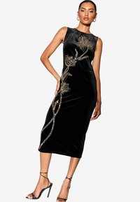 Платье футляр