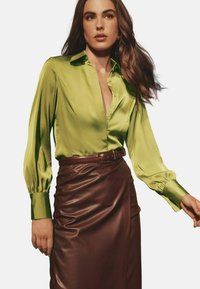 Атласная блузка