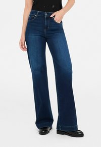 Клешеные джинсы