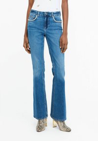 Клешеные брюки