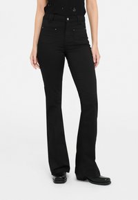 Клешеные брюки