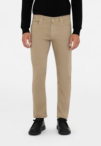 Узкие джинсы