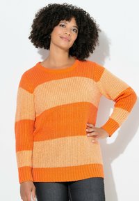 Пуловер в полоску