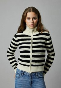 Вязаная кофта