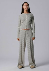 Вязаная кофта