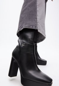 Полусапожки на платформе