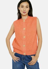 Вязаный жилет