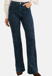 Клешеные джинсы